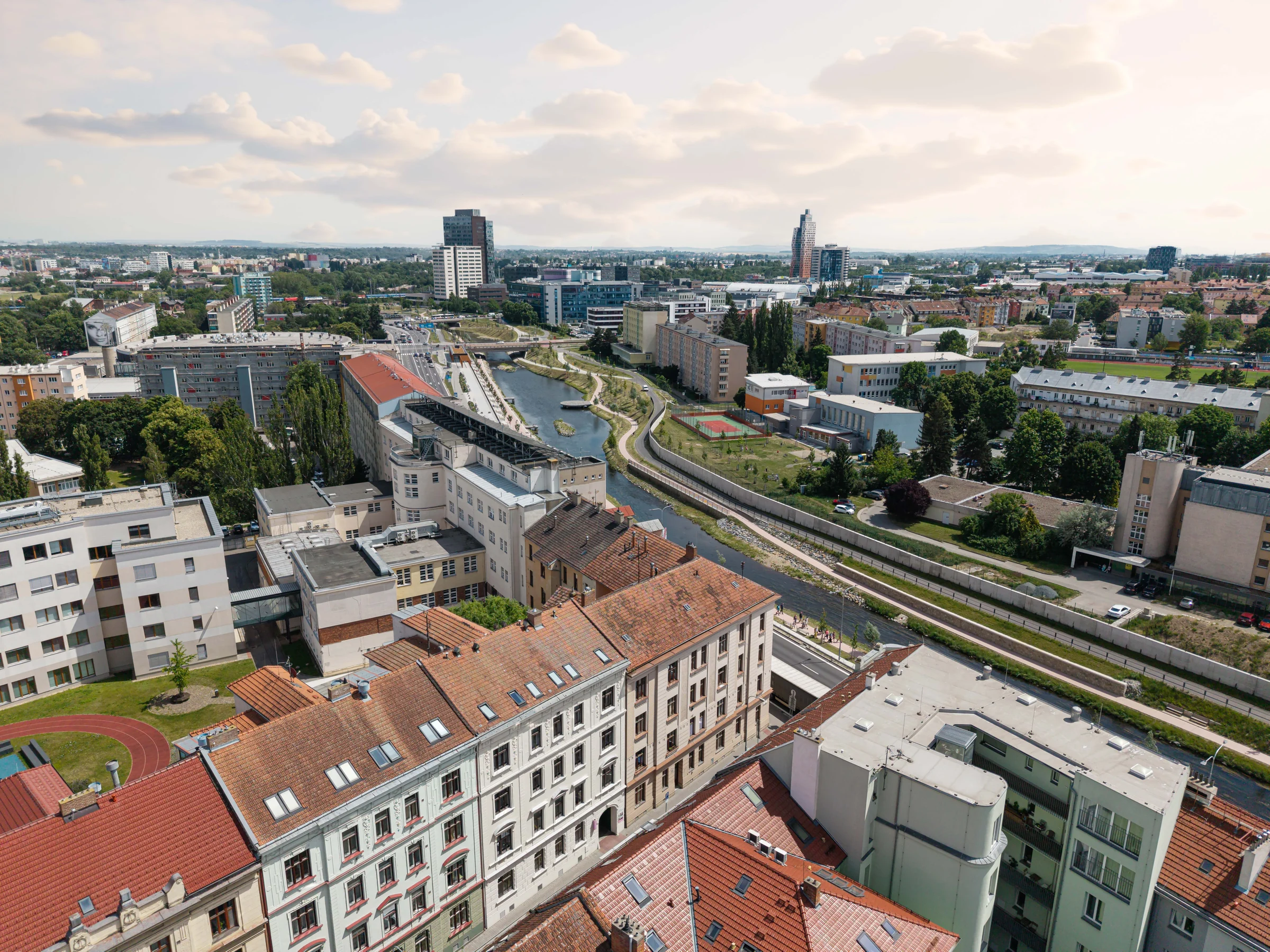 Letecký pohled na Hotel Riverside, řeku Svratku a okolní město